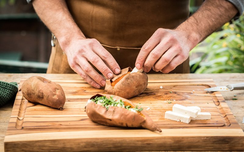 Zubereitung der Süßkartoffel mit Feta und Schnittlauch
